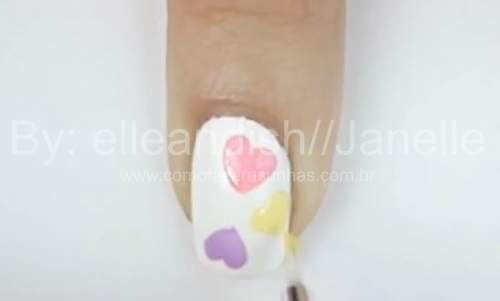 unhas decoradas com corações coloridos - passo a passo 08