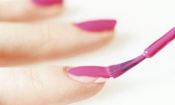 esmalte nas unhas 