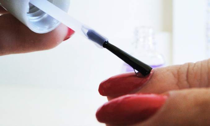 Porque aparecem estrias nas unhas após a esmaltação - Veja como evitá-las 