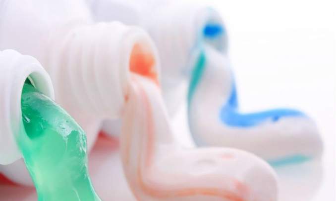 como tirar cheiro de cebola e alho das mãos - Pasta de dente